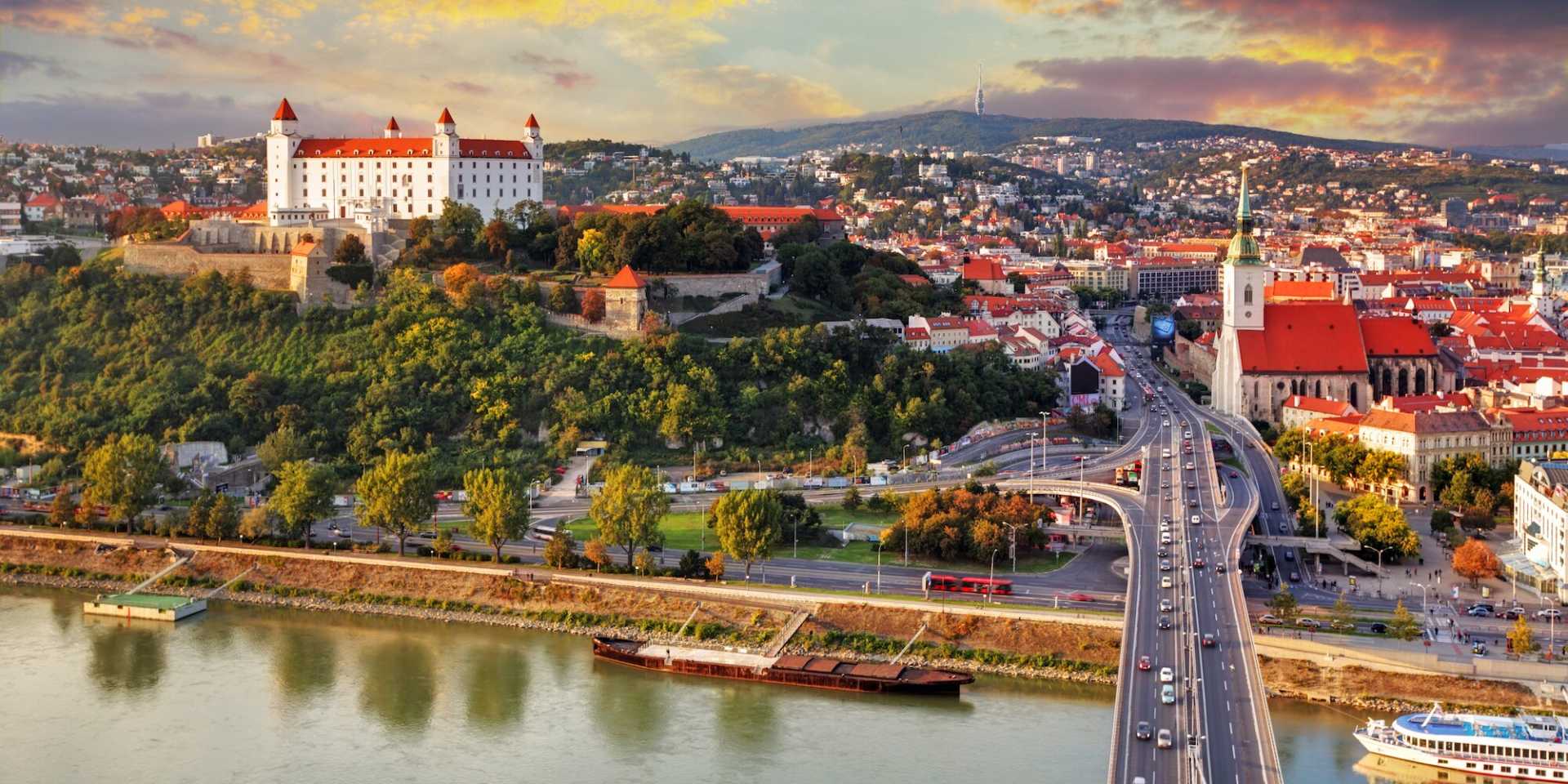 Transfer, Budapest, Hungary, Taxi, Minibus, Transportation, Car, Rental, Driver, Budapest to Vienna, Vienna to Budapest, Budapest to Zagreb, Zagreb to Budapest, Budapest to, Prague, Krakow, Salzburg, Zagreb, Ljubljana, Belgrade, Sarajevo, Hotel Budapest, Lake Balaton, Danube Bend